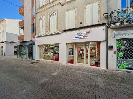  Rue de Paris à Villeneuve-sur-Lot, la couleur de la vitrine du magasin Adopt’Parfums. contribue à l'intégration harmonieuse de la vitrine dans la rue piétonne. Une réalisation du Cabinet ARCADIE. 